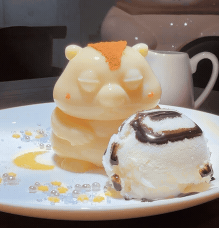 お皿の上でぷるぷる揺れる、まもちプリンのアニメーション